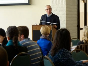 Dr. Frank LaFerla, Director of UCI MIND, opens symposium.